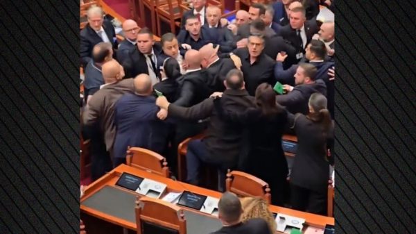 Ρινγκ η Βουλή της Αλβανίας: Άγριο ξύλο μεταξύ βουλευτών με αυτούς της αντιπολίτευσης να μιλούν για «εγκληματικό κοινοβούλιο» (ΒΙΝΤΕΟ)