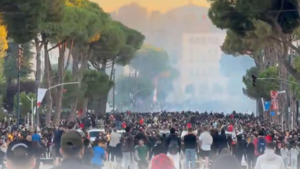 Χάος στην Αλβανία: Φωτιές στο υπουργείο Παιδείας και σε τράπεζα, μολότοφ και συγκρούσεις φοιτητών με την αστυνομία – Δείτε βίντεο