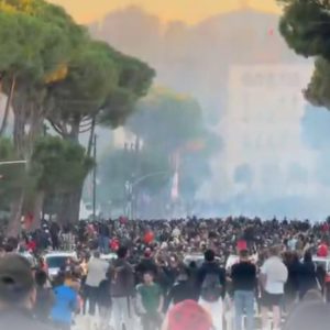 Χάος στην Αλβανία: Φωτιές στο υπουργείο Παιδείας και σε τράπεζα, μολότοφ και συγκρούσεις φοιτητών με την αστυνομία – Δείτε βίντεο