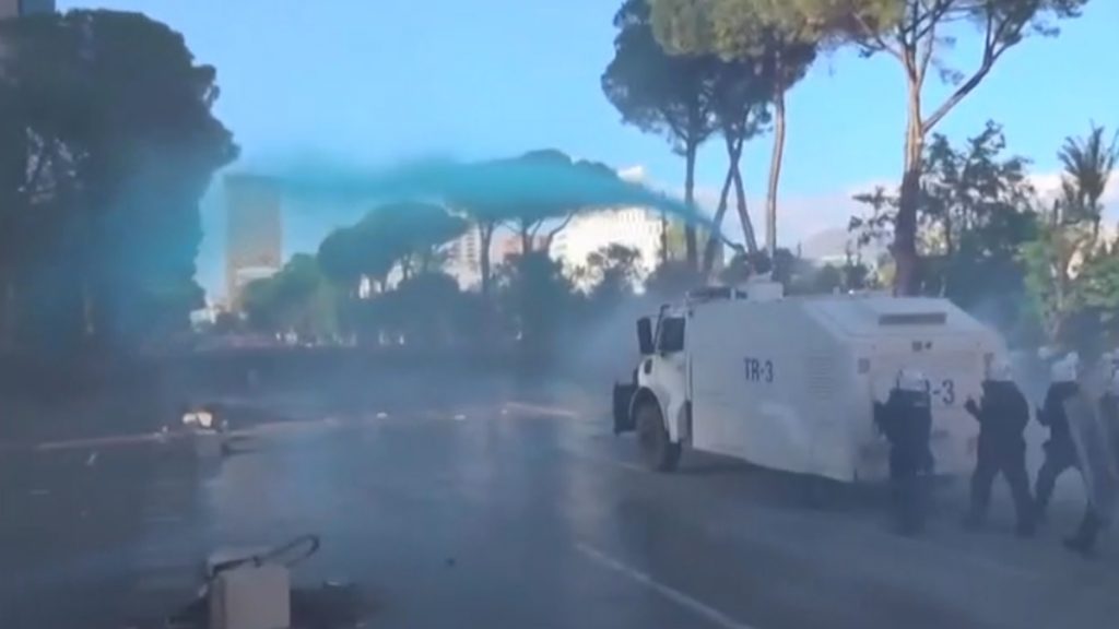 Αλβανία: «Βράζει» η χώρα με νέες διαδηλώσεις και βασικό αίτημα την παραίτηση Ράμα – Βία, φωτιές και συγκρούσεις