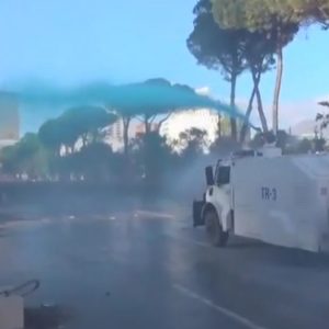 Αλβανία: «Βράζει» η χώρα με νέες διαδηλώσεις και βασικό αίτημα την παραίτηση Ράμα – Βία, φωτιές και συγκρούσεις