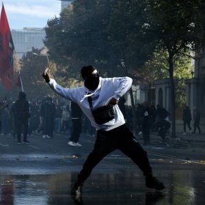 «Στα κάγκελα» η Ευρώπη: Πάνω από 1.300 συλλήψεις στη Γαλλία – Βανδαλισμοί σε Αλβανία και Ισπανία, νέα επεισόδια σε Ιταλία και Βέλγιο