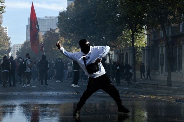 «Στα κάγκελα» η Ευρώπη: Πάνω από 1.300 συλλήψεις στη Γαλλία – Βανδαλισμοί σε Αλβανία και Ισπανία, νέα επεισόδια σε Ιταλία και Βέλγιο