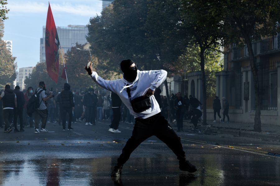 «Στα κάγκελα» η Ευρώπη: Πάνω από 1.300 συλλήψεις στη Γαλλία – Βανδαλισμοί σε Αλβανία και Ισπανία, νέα επεισόδια σε Ιταλία και Βέλγιο