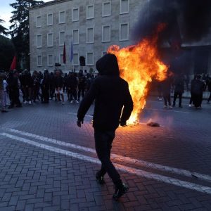 Αλβανία: Επεισόδια στα Τίρανα σε διαδήλωση φοιτητών κατά του Ράμα – Φωτιές, μολότοφ και δακρυγόνα