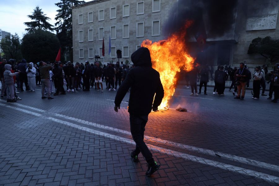 Αλβανία: Επεισόδια στα Τίρανα σε διαδήλωση φοιτητών κατά του Ράμα – Φωτιές, μολότοφ και δακρυγόνα