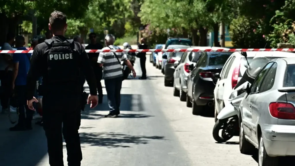 Πατήσια: Πυροβολισμοί έξω από πολυκατοικία – Τρεις νεαροί κρύφθηκαν στην ταράτσα για να γλιτώσουν την σύλληψη
