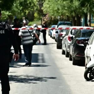 Πατήσια: Πυροβολισμοί έξω από πολυκατοικία – Τρεις νεαροί κρύφθηκαν στην ταράτσα για να γλιτώσουν την σύλληψη