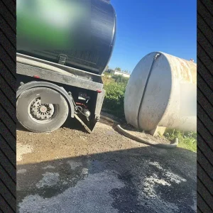 Συνελήφθη οδηγός βυτιοφόρου που άδειαζε λύματα σε οικόπεδο στα Σπάτα