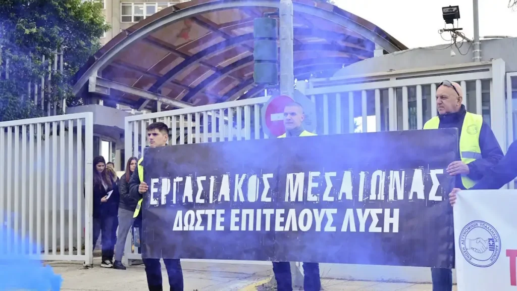 Δυναμική διαδήλωση αστυνομικών στη Μεσογείων με καπνογόνα, κόρνες και συνθήματα: «Είμαστε στο τέλμα, ζούμε με χίλια ευρώ»