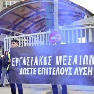 Δυναμική διαδήλωση αστυνομικών στη Μεσογείων με καπνογόνα, κόρνες και συνθήματα: «Είμαστε στο τέλμα, ζούμε με χίλια ευρώ»