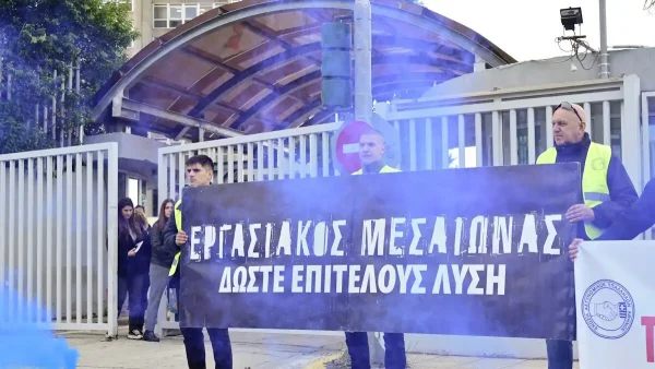 Δυναμική διαδήλωση αστυνομικών στη Μεσογείων με καπνογόνα, κόρνες και συνθήματα: «Είμαστε στο τέλμα, ζούμε με χίλια ευρώ»