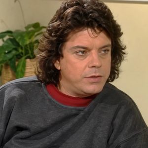 22 χρόνια χωρίς τον αιώνιο έφηβο Βλάσση Μπονάτσο: Από τον «Γαρύφαλλο» στους «Απαράδεκτους» και τις ατάκες που έγραψαν ιστορία