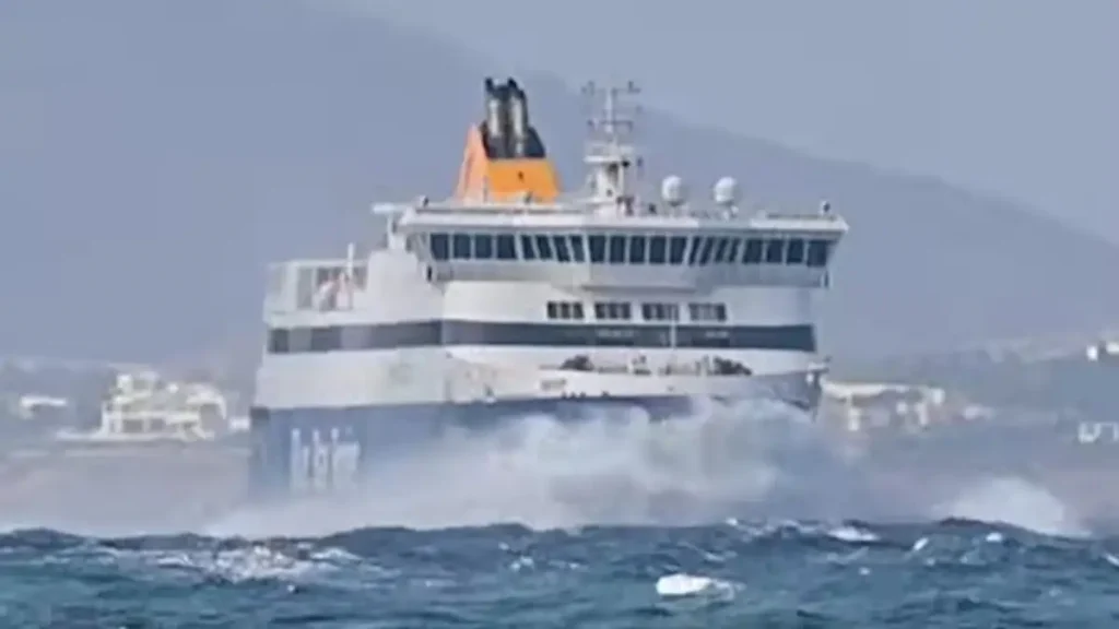 Καιρός: Το Blue Star Naxos δίνει «μάχη» στη φουρτουνιασμένη θάλασσα – Ριπές 62 χιλιομέτρων την ώρα
