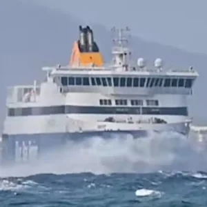 Καιρός: Το Blue Star Naxos δίνει «μάχη» στη φουρτουνιασμένη θάλασσα – Ριπές 62 χιλιομέτρων την ώρα