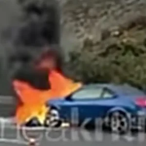 Τρόμος για γονείς με μικρά παιδιά στον ΒΟΑΚ – Το αυτοκίνητό τους άρπαξε φωτιά εν κινήσει
