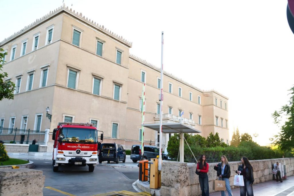 Τηλεφώνημα για βόμβα στη Βουλή – Έρευνες από το ΤΕΕΜ και ειδικά εκπαιδευμένα σκυλιά