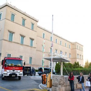 Τηλεφώνημα για βόμβα στη Βουλή – Έρευνες από το ΤΕΕΜ και ειδικά εκπαιδευμένα σκυλιά