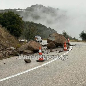 Δυτική Φθιώτιδα: Τεράστιοι βράχοι έκλεισαν το δρόμο Διλόφου – Περιβολίου (ΦΩΤΟ)