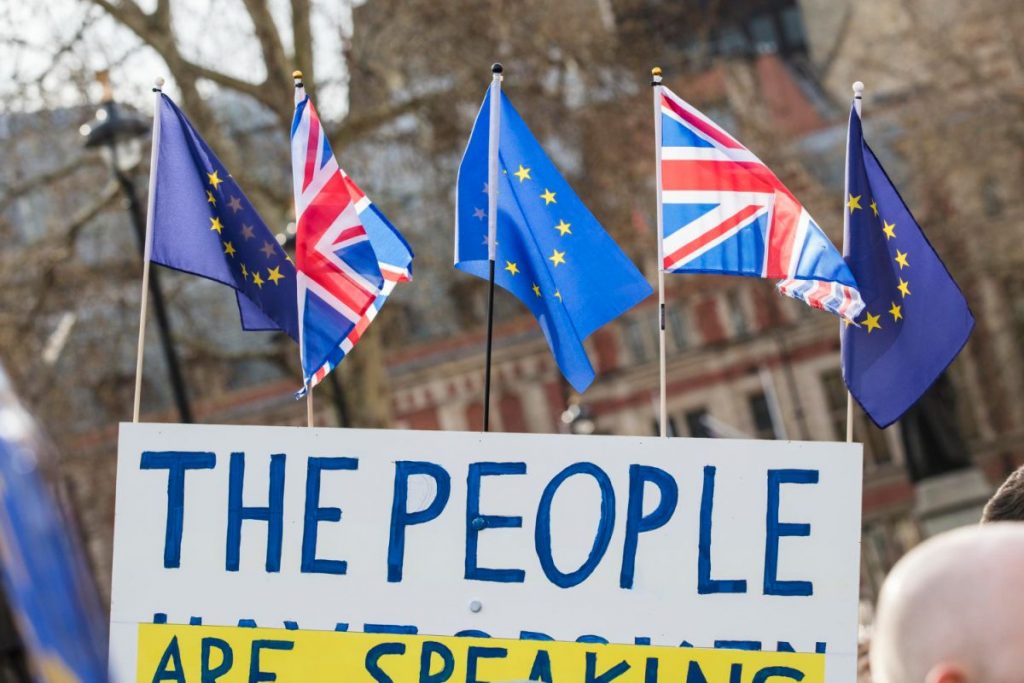 Το Brexit διχάζει και πάλι τους Βρετανούς – Σχεδόν 5 στους 10 θέλουν ξανά ΕΕ