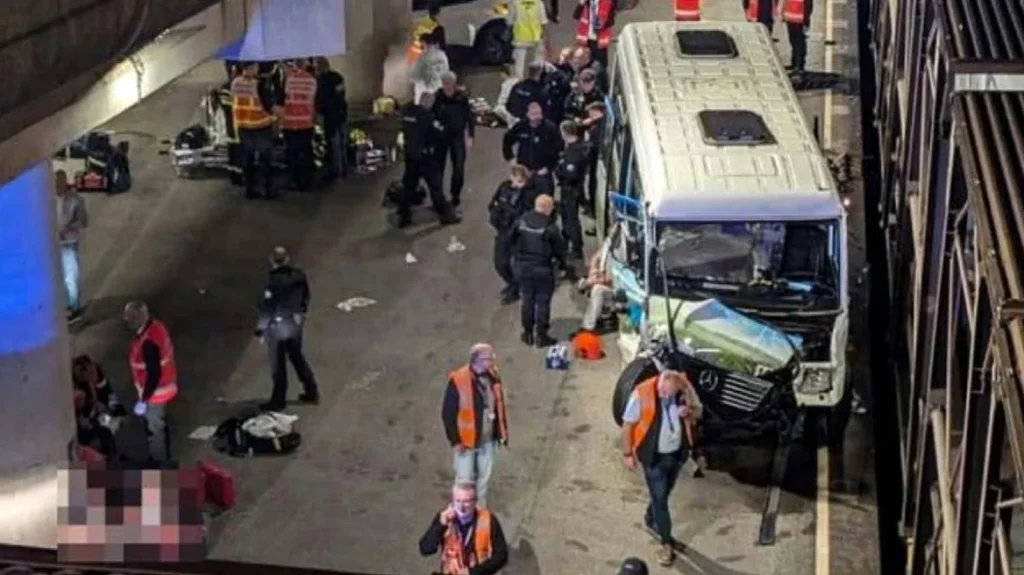 Λεωφορείο συγκρούστηκε με τρένο στην είσοδο της σήραγγας της Μάγχης, τουλάχιστον 19 τραυματίες