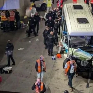 Λεωφορείο συγκρούστηκε με τρένο στην είσοδο της σήραγγας της Μάγχης, τουλάχιστον 19 τραυματίες