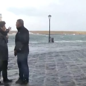 Εικόνες σοκ από το Λιμάνι Χανίων: Η θάλασσα «κατάπιε» την πλατεία Σιντριβανίου - «Εξαφανίστηκε» η παραλία στη Νέα Χώρα