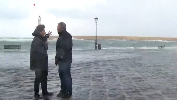 Εικόνες σοκ από το Λιμάνι Χανίων: Η θάλασσα «κατάπιε» την πλατεία Σιντριβανίου - «Εξαφανίστηκε» η παραλία στη Νέα Χώρα