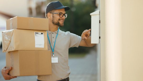 Τέλος τα μετρητά στις παραδόσεις δεμάτων με courier - Yποχρεωτικές οι ηλεκτρονικές πληρωμές