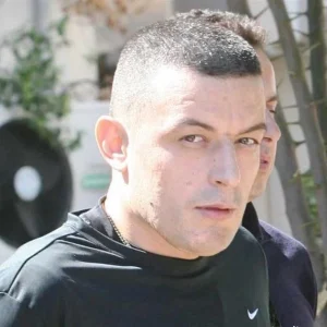 Στην Αλβανία ή στο Κόσοβο έχει διαφύγει ο Αλκέτ Ριζάι, μαρτυρία ότι χρησιμοποίησε αστυνομικό φάρο μετά τους πυροβολισμούς στην Ανάβυσσο