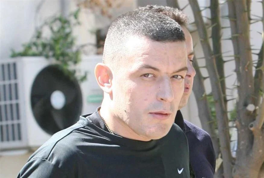 Στην Αλβανία ή στο Κόσοβο έχει διαφύγει ο Αλκέτ Ριζάι, μαρτυρία ότι χρησιμοποίησε αστυνομικό φάρο μετά τους πυροβολισμούς στην Ανάβυσσο