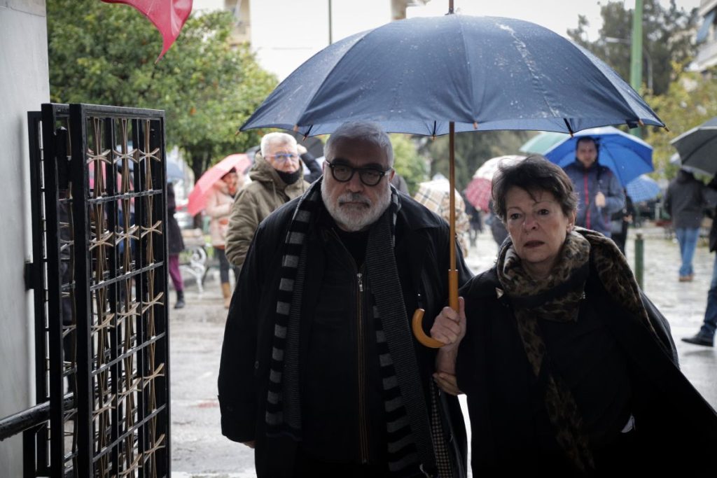 Δύσκολες ώρες για τον Δημήτρη Πιατά: Έχασε τη σύζυγό του, Λέλα - Έπαιξε κανονικά στο θέατρο, την είδηση ανακοίνωσε μετά την παράσταση ο Γιάννης Βούρος