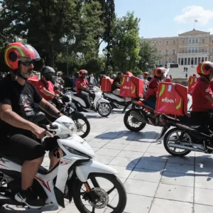 Νομοσχέδιο της ΕΛΑΣ του Τσίπρα για τους διανομείς και τις πλατφόρμες delivery – «Το παιδί έχει φύγει»