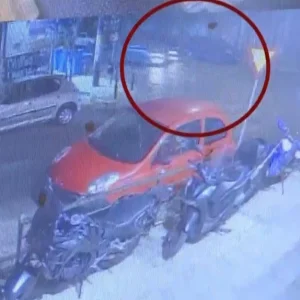 Νεκρός 35χρονος οδηγός μηχανής που παρασύρθηκε από αυτοκίνητο στο Παγκράτι Αττικής - Σοκαριστικό βίντεο