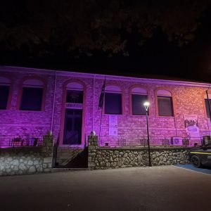 Ροζ Συμβολισμός στο Δημαρχείο Δομοκού για τον Μήνα Ευαισθητοποίησης κατά του Καρκίνου του Μαστού