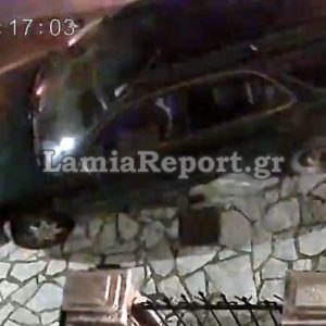 Λαμία: Έπεσε πάνω σε παρκαρισμένα και την «κοπάνησε» - Δείτε βίντεο με το απίστευτο συμβάν τα ξημερώματα