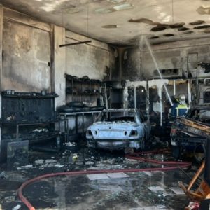 Όσα άφησε η έκρηξη στο συνεργείο αεριοκίνησης οχημάτων στη Λάρισα: Τραυματίες και μεγάλες υλικές ζημιές (ΦΩΤΟ - ΒΙΝΤΕΟ)