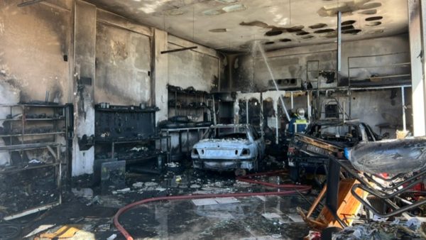 Όσα άφησε η έκρηξη στο συνεργείο αεριοκίνησης οχημάτων στη Λάρισα: Τραυματίες και μεγάλες υλικές ζημιές (ΦΩΤΟ - ΒΙΝΤΕΟ)
