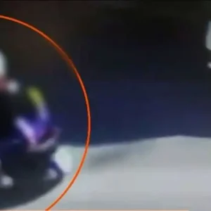 Ελευσίνα: Ο 22χρονος δράστης της επίθεσης στον 32χρονο κατηγορεί το θύμα – Τι ισχυρίστηκε στους αστυνομικούς