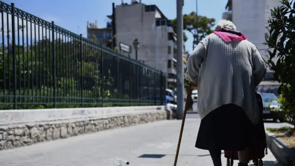 Πέλλα: Παρίσταναν τους αστυνομικούς και πήραν από ηλικιωμένη 26.400 ευρώ σε μετρητά και κοσμήματα