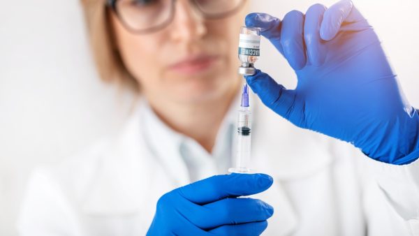 «Καμπανάκι» για τη γρίπη: Μόλις 500.000 οι εμβολιασμοί - Στόχος τα 3 εκατ. σε έναν μήνα, ποιοι πρέπει να σπεύσουν