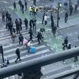 Ξηλωμένες βιτρίνες, καμένα αυτοκίνητα και δρόμοι γεμάτοι συντρίμμια: Η επόμενη μέρα στο Παρίσι - «Αισθανόμαστε ότι δεν έχει τελειώσει»