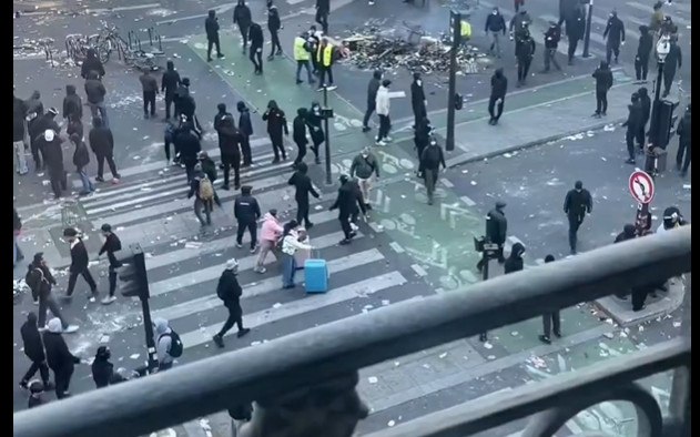 Ξηλωμένες βιτρίνες, καμένα αυτοκίνητα και δρόμοι γεμάτοι συντρίμμια: Η επόμενη μέρα στο Παρίσι - «Αισθανόμαστε ότι δεν έχει τελειώσει»