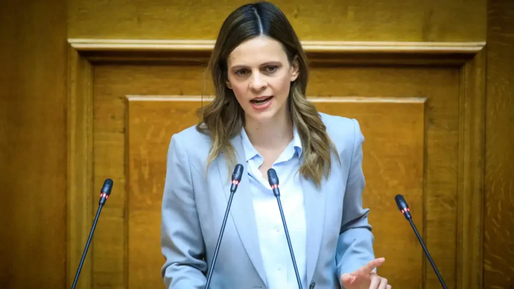 Η Έφη Αχτσιόγλου γράφτηκε στην ΕΛΑΣ του Αλέξη Τσίπρα on camera: «Άντε και σε καλή μεριά»