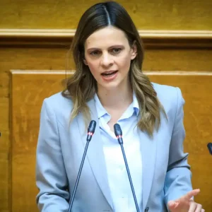 Η Έφη Αχτσιόγλου γράφτηκε στην ΕΛΑΣ του Αλέξη Τσίπρα on camera: «Άντε και σε καλή μεριά»