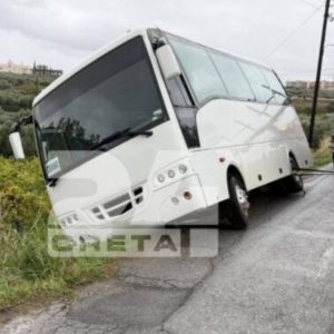 Ηράκλειο: Λεωφορείο που μετέφερε μαθητές δημοτικού βγήκε από το δρόμο και έπεσε στα πλάγια