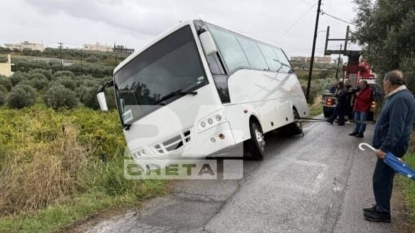 Ηράκλειο: Λεωφορείο που μετέφερε μαθητές δημοτικού βγήκε από το δρόμο και έπεσε στα πλάγια