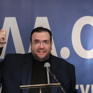 Φίλιππος Καμπούρης: Από την «trash TV», στην πολιτική και στη σύλληψη για απάτη – Το modus operandi της οργάνωσης που έκλεβε το Δημόσιο
