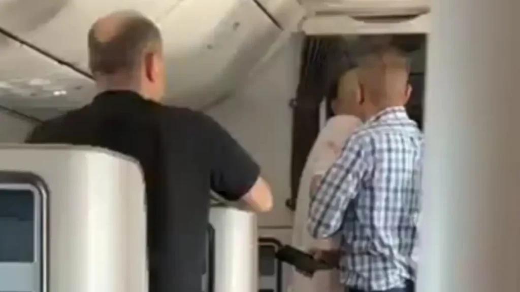 Flydubai: Νέα πλάνα από το χάος στην πτήση μετά την επίθεση στον κυβερνήτη – «Υπάρχει γιατρός ή πιλότος;»