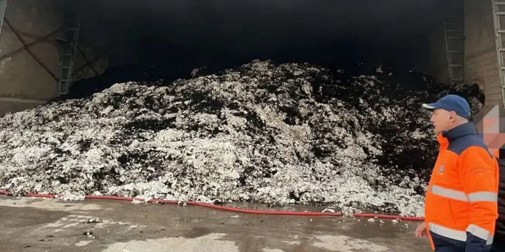Φωτιά σε εγκαταστάσεις βάμβακος στα Τρίκαλα - Καίγονται έξι αποθήκες (ΦΩΤΟ)